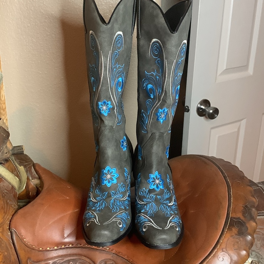 DEAL ALERT!!! Western Turquoise Embroidered Cowgirl Boots NEW in package - Picture 3 of 6
